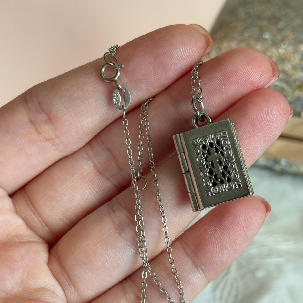 S925 Silver Book Pendant Necklace ⚜️ - Picture 4 of 4